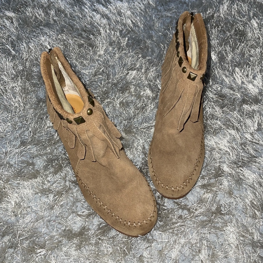 Cute suede fringe booties! Women’s size 6.5🤎